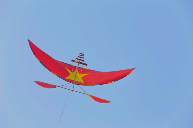Diều thả hình lá cờ Việt Nam